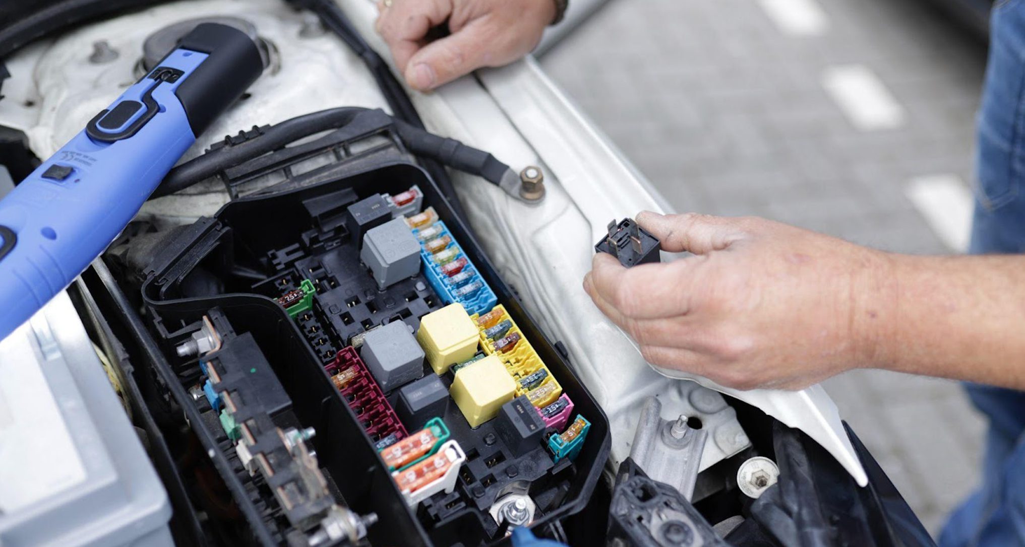 tech putting fuses in cars motherboard